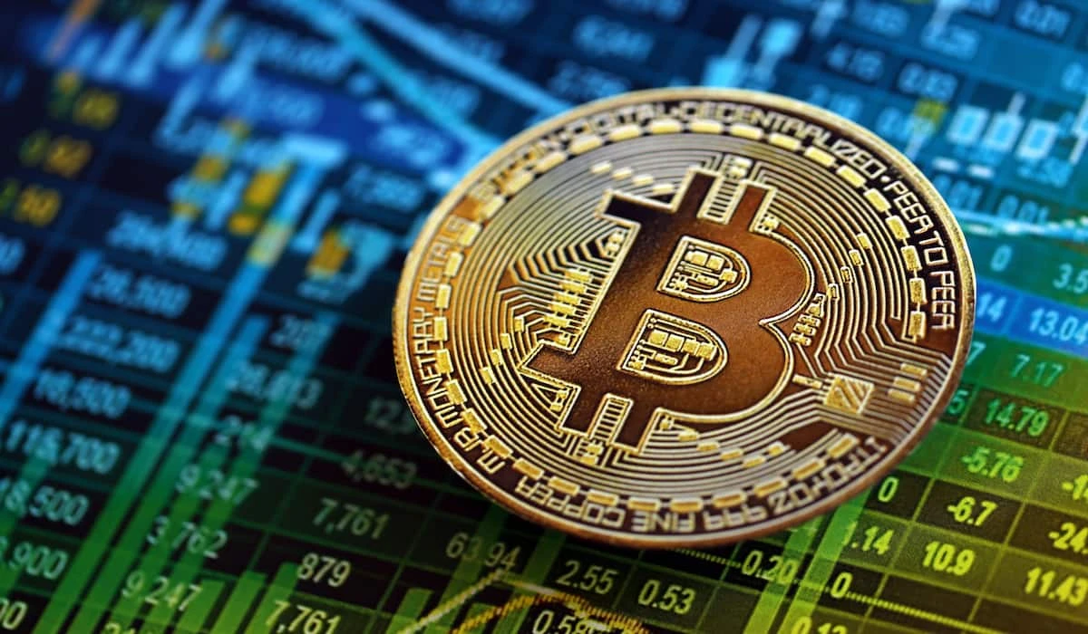 比特币单日暴跌30%：加密货币市场系统性风险分析